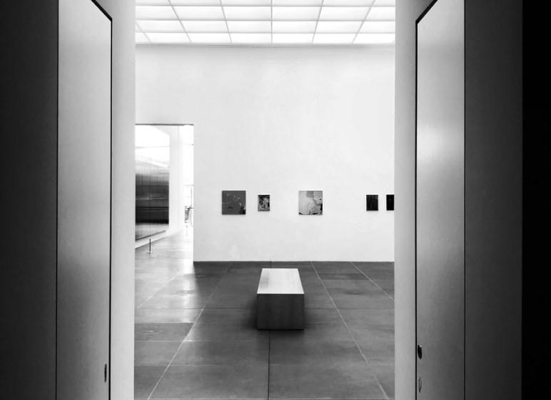 b/w photo of a room